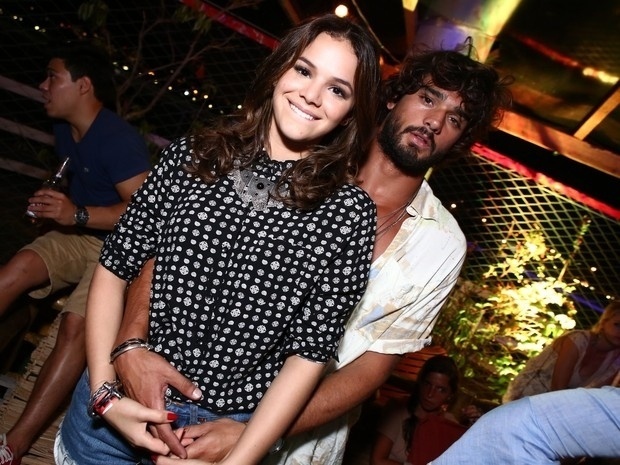 25.jan.2015 - Bruna Marquezine foi fotografada agarradinha ao namorado bonitão, Marlon Teixeira, na noite carioca. Eles foram juntos ao evento ?Palaphita Gávea", na noite deste domingo, na zona sul do Rio de Janeiro. Além do casal, o surfista Gabriel Medina, Stéphannie Oliveira (filha do ex-jogador Bebeto) e outros estiveram presentes - Raphael Mesquita/ Divulgação