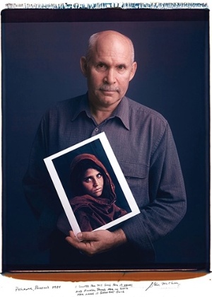 11.fev.2015 - Muitos conhecem as fotos a seguir, mas quase ninguém sabe por quem elas foram produzidas. Pensando nisso, o fotógrafo americano Tim Mantoani resolveu dar espaço aos responsáveis por imagens marcantes e históricas. Nesse caso, é mostrado o fotógrafo Steve McCurry, que encontrou essa garota de olhos verdes em um campo de refugiados no Paquistão, em 1984 - Reprodução/Tim Mantoani  - Reprodução/Tim Mantoani 