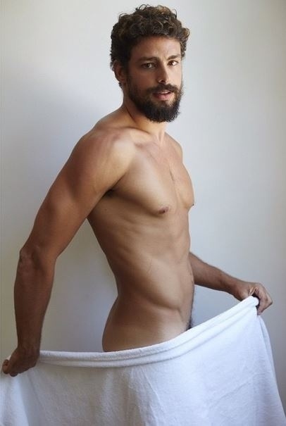 24.fev.2015 - O ator e galã Cauã Reymond é a nova estrela brasileira a integrar o trabalho "Towel Series", do fotógrafo Mario Testino. O bonitão divulgou nesta segunda-feira (23) no Instagram uma imagem em que aparece nu, coberto apenas por uma toalha branca, item sexy que envolve todos os fotografados de Testino. Além de Cauã, Gisele Bündchen, Laura Neiva, Izabel Goulart, Yasmin Brunet e Evandro Soldatti posaram para o fotógrafo peruano