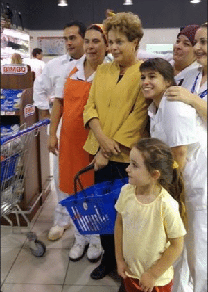 Presidente DIlma tira foto em supermercado em Montevidéu - Reprodução/El País