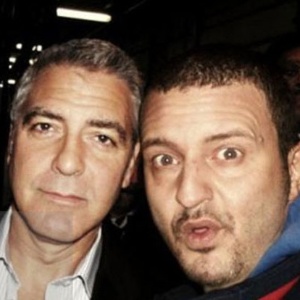 Clooney ficou bem no "selfie", já o fã... - Reprodução/Imgur