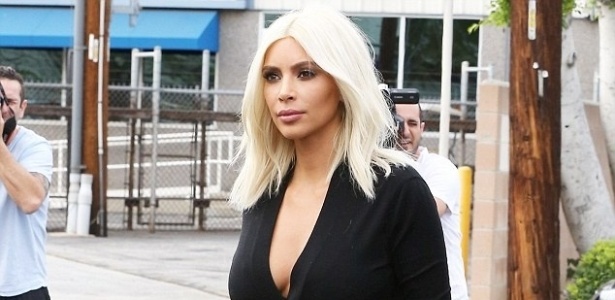 Calça transparente de Kim Kardashian revela fio dental em cliques  indiscretos - Quem