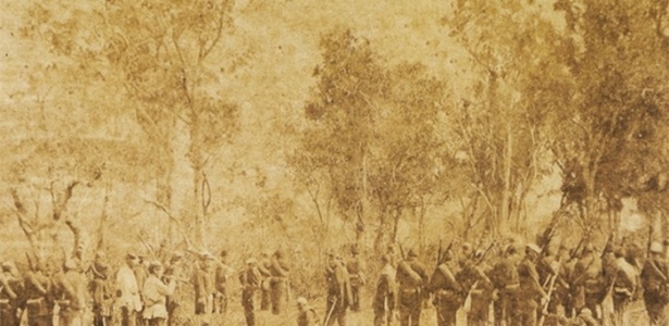 Soldados "voluntários da pátria" vindos do Ceará, em foto tirada entre 1867 e 1868, durante a Guerra do Paraguai - Reprodução/Acervo Biblioteca Nacional do Brasil
