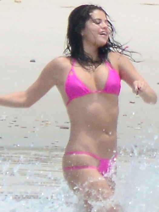 Selena Gomez Se Diverte Em Praia No M Xico Bol Fotos Bol Fotos