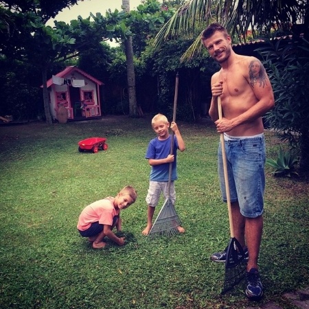 Rodrigo Hilbert limpa o jardim com os filhos gêmeos, João e Francisco - Reprodução/Instagram