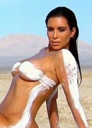 Kim Kardashian posa para ensaio exibido no reality show "Keeping Up with the Kardashians" - Reprodução