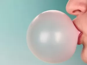É perigoso engolir chiclete? Ele dura mesmo 7 anos no intestino?