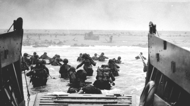 Soldados dos EUA desembarcam na região da Normandia, na França, em 6/6/1944, na ação conhecida como Dia D, principal operação aliada na 2ª Guerra Mundial