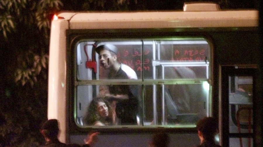 12.jun.2000 - O sequestrador Sandro Nascimento aponta arma contra cabeça da refém Geísa Firmo Gonçalves durante o sequestro do ônibus 174, no Rio - Gregg Newton / Reuters