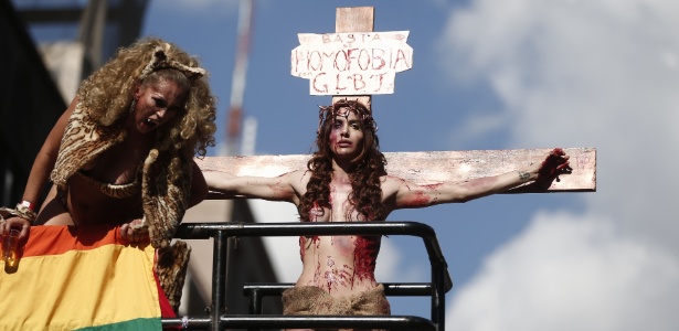 A modelo transexual Viviany Beleboni simulou uma crucificação na Parada Gay - Avener Prado/Folhapress