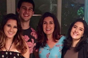 22.out.2016 - Sem a presença de William Bonner, de quem se separou recentemente, Fátima Bernardes postou fotos no Instagram mostrando a comemoração do aniversário de 19 anos dos filhos trigêmeos, Laura, Vinícius e Beatriz Bonemer. "Três filhos felizes. Sorrindo. Não tem preço", escreveu a apresentadora na legenda da imagem - Reprodução/Instagram - Reprodução/Instagram