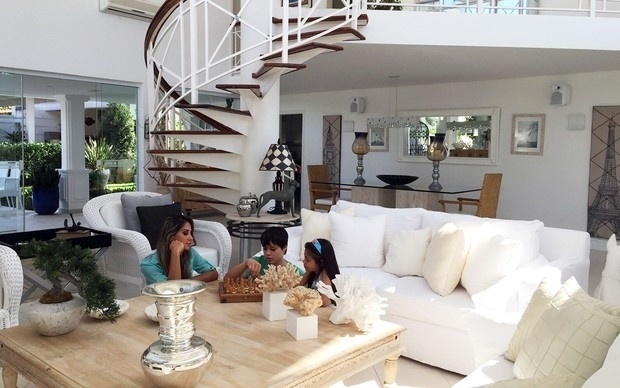 16.out.2015 -  Em mais uma imagem na sala, Mayra joga xadrez com o filho, Lucas, e com a sobrinha Carol. O amplo espaço tem móveis claros e dão um ar clean ao ambiente