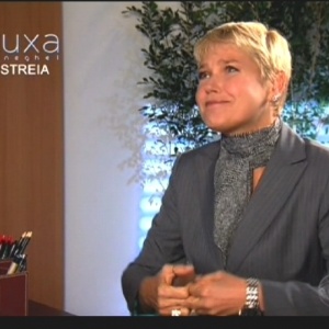 17.ago.2015 - Na abertura de seu programa de estreia na Record, Xuxa simula uma entrevista de emprego no departamento de recursos humanos da emissora - Reprodução / Record - Reprodução / Record