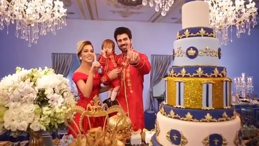 Adriana e Rodrigão posam com o filho na festa de um ano do pequeno - Reprodução/Instagram