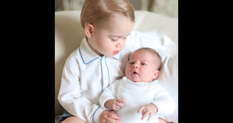 21. A família real compartilhou a primeira foto do príncipe George com a recém-nascida Charlotte - Reprodução/Instagram @Kensington Palace
