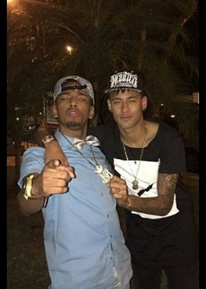 11.jul.2015 - TH também já foi procurado por MC Nego do Borel, que desembolsou R$ 35 mil em um cordão semelhante ao do atleta. Na foto, o funkeiro aparece ao lado de Neymar ostentando a joia - Reprodução/Instagram - Reprodução/Instagram