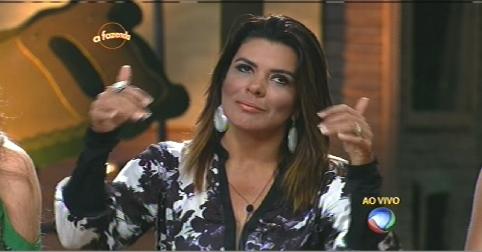 13.out.2015 - Mais uma vez, ao receber um voto, a ex-apresentadora Mara Maravilha faz gestos irônicos - Reprodução / TV Record