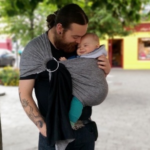 Reprodução/Ciarán the babywearing dad Reprodução/Ciarán the babywearing dad