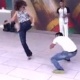 26.nov.2015 - Fátima Bernardes jogou capoeira com o ator Rodrigo Simas durante participação no "Encontro", desta quinta-feira. Sem constrangimento, a apresentadora fez alguns passos e recebeu aplausos da plateia e de convidados pela tentativa (frustrada). No meio da brincadeira, Fátima se desequilibrou e levou um tombo no chão. Após a exibição da cena, O Twitter do programa fez uma brincadeira com o tombo da apresentadora: "Já temos memes suficientes por hoje!". - Reprodução/Globo
