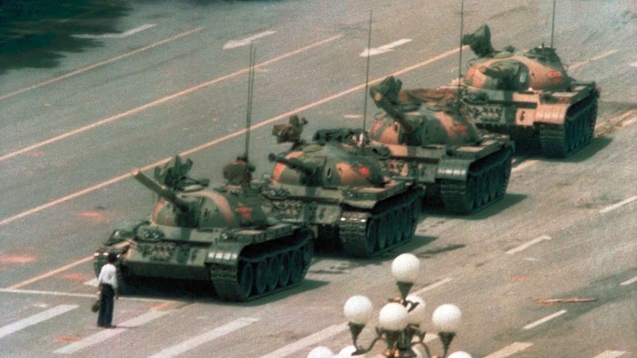 5.jun.1989 - Foto de Jeff Widener mostra manifestante desconhecido parado em frente a tanques do governo chinês, durante os protestos na Praça da Paz Celestial 