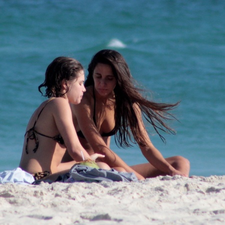 4.jun.2017 - Bruna Linzmeyer e Priscila aproveitam domingo de sol na praia da Barra da Tijuca - JC Pereira/AgNews - JC Pereira/AgNews