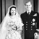 18. A rainha Elizabeth 2ª e seu marido, Príncipe Philip, Duque de Edimburgo, são primos de terceiro grau, trisnetos da rainha Vitória. Eles se casaram na Abadia de Westminster em 20 de novembro de 1947, quando receberam 2.500 presentes vindos de todo mundo - Reprodução/BBC