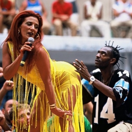 Rita contracena com o rapper Sabotage em "Carandiru". No filme, ex-chacrete faz uma participação como "Madrinha dos Detentos" - Reprodução - Reprodução