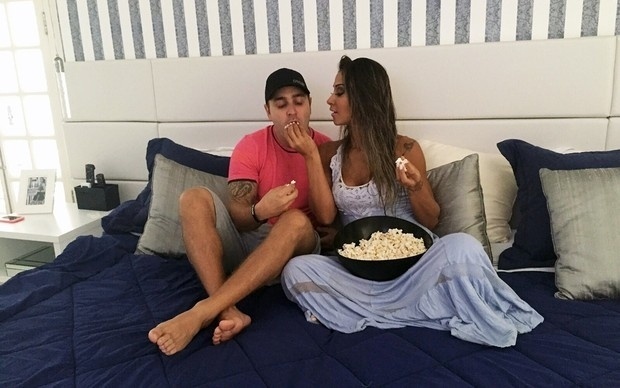 16.out.2015 - Ao lado do marido, Greto Guariz, a ex-BBB Mayra Cardi come pipoca no quarto do casal, em mansão na cidade do Guarujá, no litoral de São Paulo