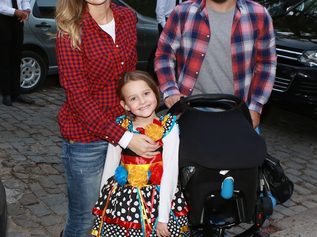 3.jul.2016 - A atriz Fernanda Rodrigues foi ao festejo de Angélica e Huck com o marido, Raul Carneiro e com os filhos, a caipirinha Luisa, de 7 anos, e Bento, de apenas 4 meses - Dilson Silva/AgNews