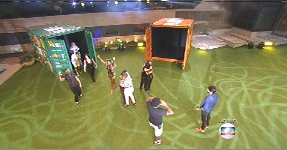 19.jan.2016 - Participantes do "BBB16" se cumprimentam no jardim da "casa mais vigiada" do Brasil - Reprodução / TV Globo