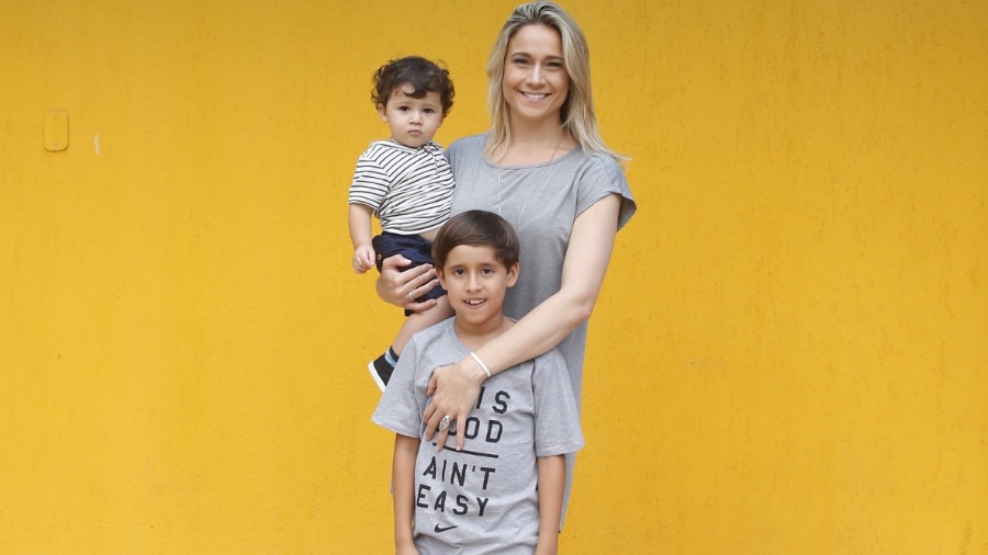 Fernanda Gentil com o filho, Gabriel, e o afilhado Lucas, que cria desde quando o garoto tinha 1 ano e 5 meses - Rogerio Fidalgo/AgNews