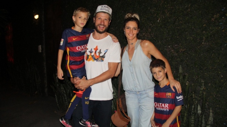 21.abr.2016 - Quinta-feira(21) foi dia de comemoração para os gêmeos João e Francisco, filhos dos apresentadores Rodrigo Hilbert e Fernanda Lima. Os garotos festejaram os 8 anos em uma casa de festas no Rio de Janeiro. A duplinha foi ao aniversário com o uniforme do time do Barcelona. Nesta sexta-feira (22), é dia do papai galã apagar as velinhas; ele completa 36 anos - AgNews - AgNews