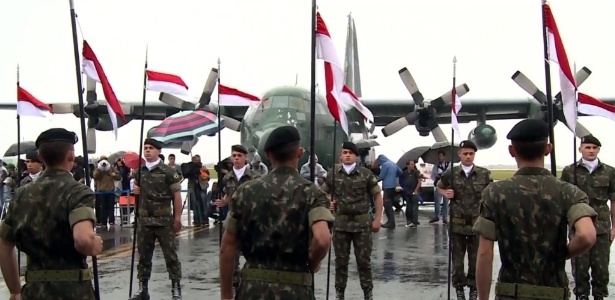 Militares prestam homenagem às vítimas do acidente aéreo - Reprodução/TV Globo