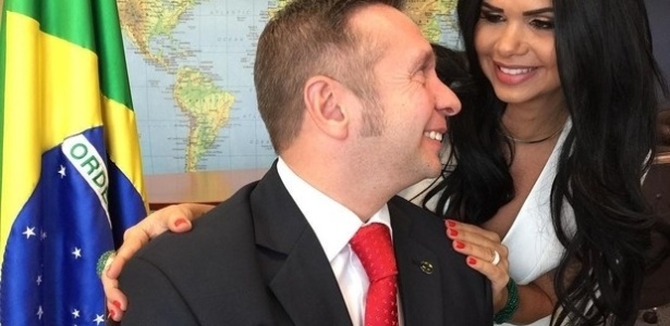 Milena com o marido e ministro do Turismo, Alessandro Teixeira, no gabinete da pasta - Divulgação/MF Models Assessoria