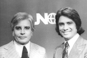 1972 - Cid Moreira posa ao lado de Sérgio Chapelin, seu parceiro de bancada no "Jornal Nacional" por mais de uma década - Reprodução/Globo/CEDOC - Reprodução/Globo/CEDOC
