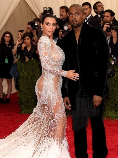 Kim Kardashian e Kanye West no tapete vermelho do baile de gala do MET - Getty Images