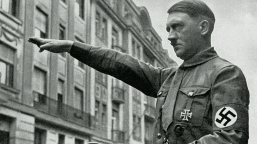 Apesar de promover imagem frugal junto à sociedade alemã, Hitler amealhou fortuna com direitos autorais de seu livro Minha Luta - Reprodução/BBC