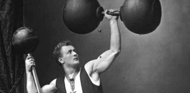 Eugen Sandow se exibindo para os marombados do século 19 - Reprodução/gym-talk