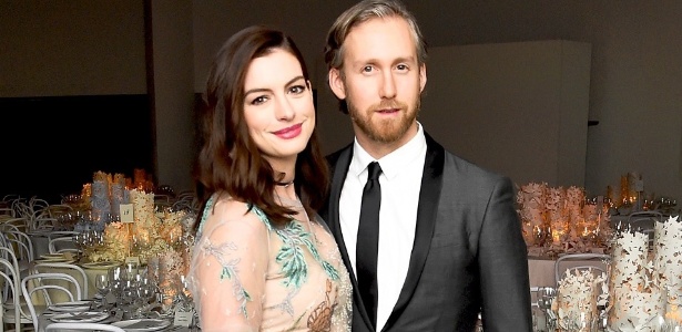 anne-hathaway-marido-da-atriz-reencarna-o-de-shakespeare-entenda