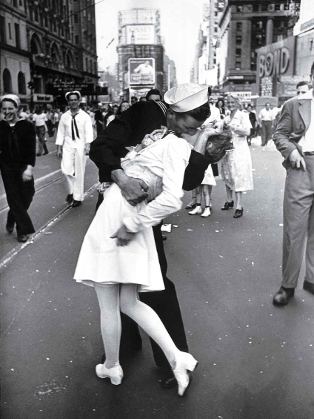 foto Alfred Eisenstaedt marinheiro beijo enfermeira times square - Alfred Eisenstaedt - Alfred Eisenstaedt