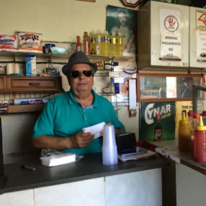 Seu Osmar trabalha há 20 anos no mesmo bar, na zona norte de SP - Bárbara Forte/BOL - Bárbara Forte/BOL