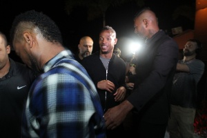 26.abr.2017 - Marlon Wayans na festa da cantora Ludmilla, no Rio de Janeiro, é cercado por seguranças - Marcello Sá Barretto/AgNews