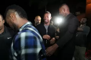 26.abr.2017 - Marlon Wayans na festa da cantora Ludmilla, no Rio de Janeiro, é cercado por seguranças - Marcello Sá Barretto/AgNews