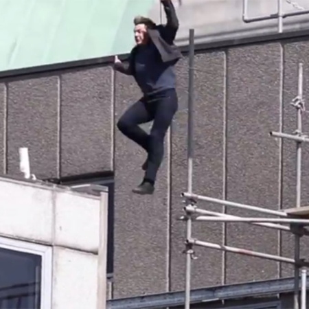 13.ago.2017 - Suspenso por um cabo, Tom Cruise tentou pular entre dois prédios, mas, no fim do salto, não conseguiu atingir o telhado do segundo edifício. - Reprodução/TMZ