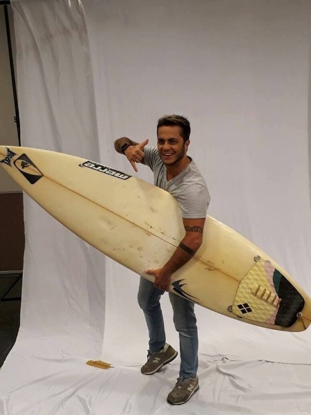 11.mai.2017 - Na peça "Trans - Terapia de relacionamentos amorosos neuróticos sexuais", Thammy Miranda interpreta um surfista chamado Rafael, que é viciado em sexo - Reprodução/Facebook - Reprodução/Facebook