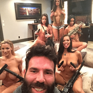 Dan Bilzerian é famoso por ostentar armas e mulheres no Instagram - Reprodução/Instagram 