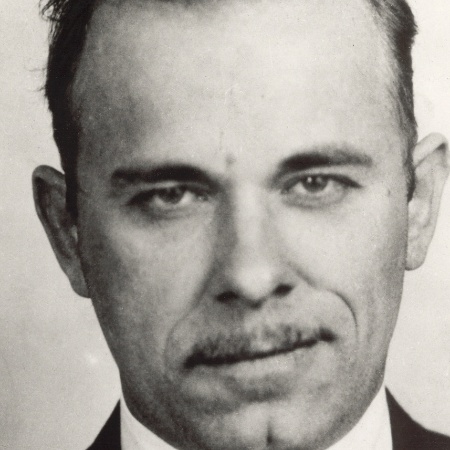 John Dillinger foi um famoso assaltante de bancos dos Estados Unidos. Dillinger foi morto em uma emboscada armada pelo FBI, em 1934, após uma amiga o trair e facilitar o trabalho da polícia passando informações. Ele tinha 31 anos. Johnny Depp interpretou Dillinger no filme "Inimigos Públicos" (2009)