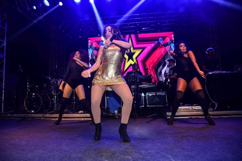 Anitta faz dança sensual e mostra demais durante show em São Paulo BOL Fotos BOL Fotos