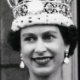 17. O título oficial completo da Rainha Elizabeth 2ª é "Sua Majestade Elizabeth Alexandra Mary Segunda, com a Graça de Deus, da Grã-Bretanha, Irlanda do Norte e territórios Além Mar, Rainha da Comunidade Britânica e Defensora da Fé", ou seja, a rainha não tem sobrenome, é apenas Elizabeth Alexandra Mary - Reprodução/uk.businessinsider