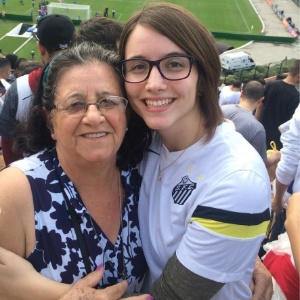 Carolina Leonel posou com a vovó Irene no estádio - Arquivo Pessoal